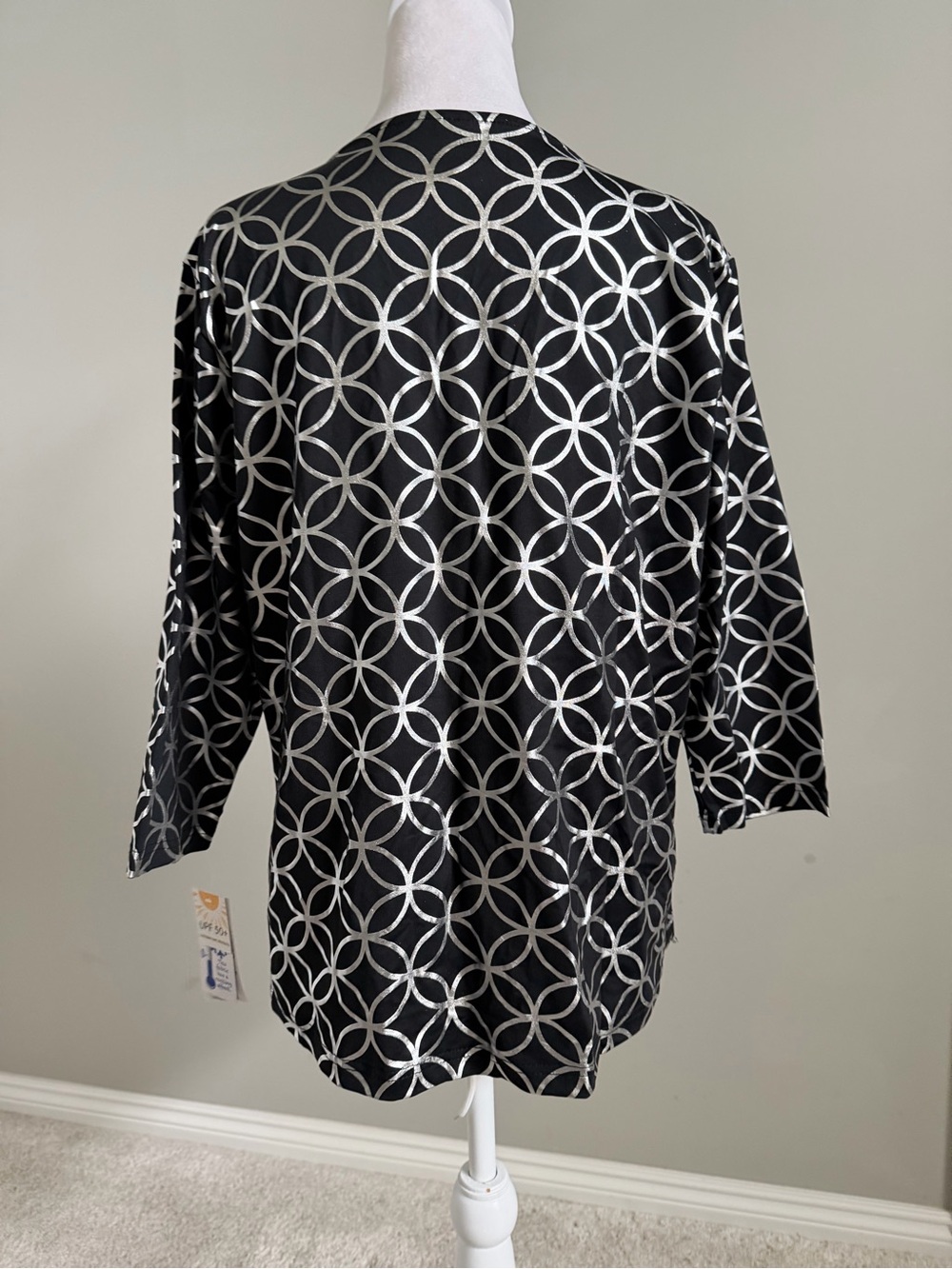 Lulu-B Black V-Neck Tunic with Silver Circle Geometric Print - Picture 3 of 7